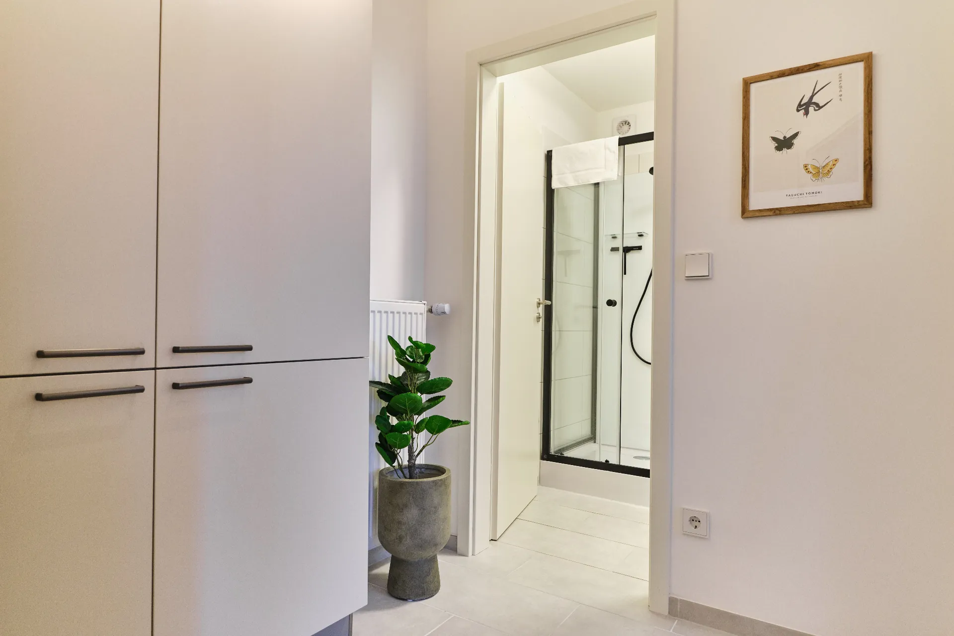 Blick Richtung Bad und Stauraum im Apartment